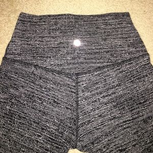 Lululemon aligns in black and white